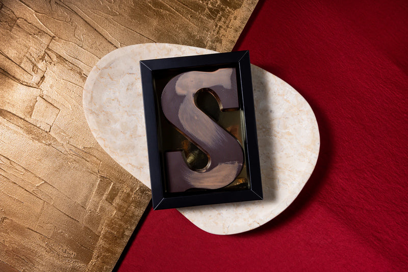 Bonoir puur chocoladeletter met gekleurde decoratie