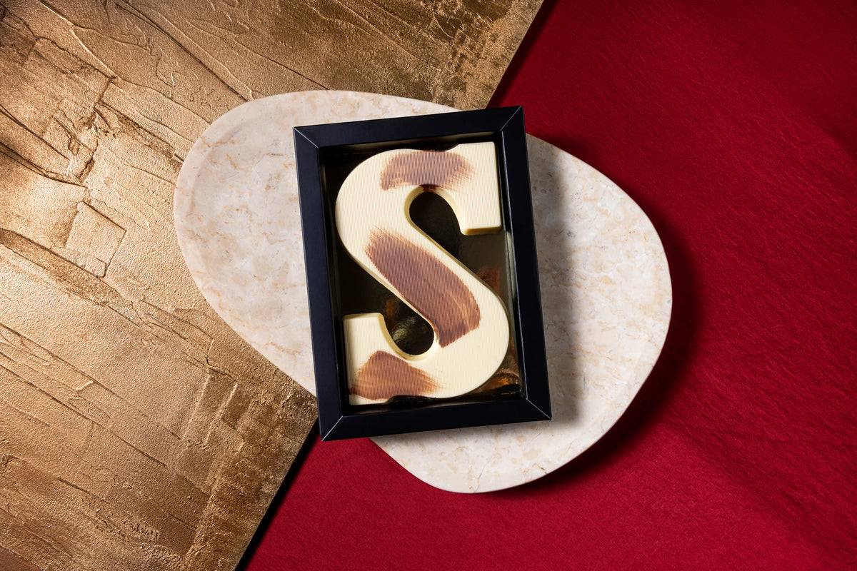 Bonoir witte chocoladeletter met gekleurde decoratie