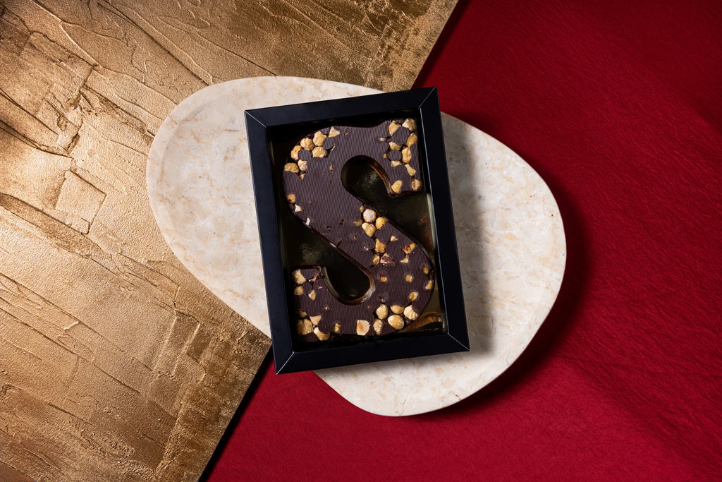 Bonoir pure chocoladeletter met hazelnoot