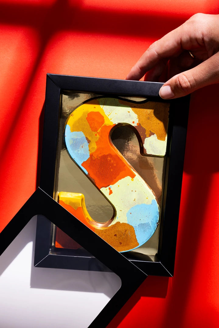 Bonoir puur chocoladeletter met gekleurde decoratie