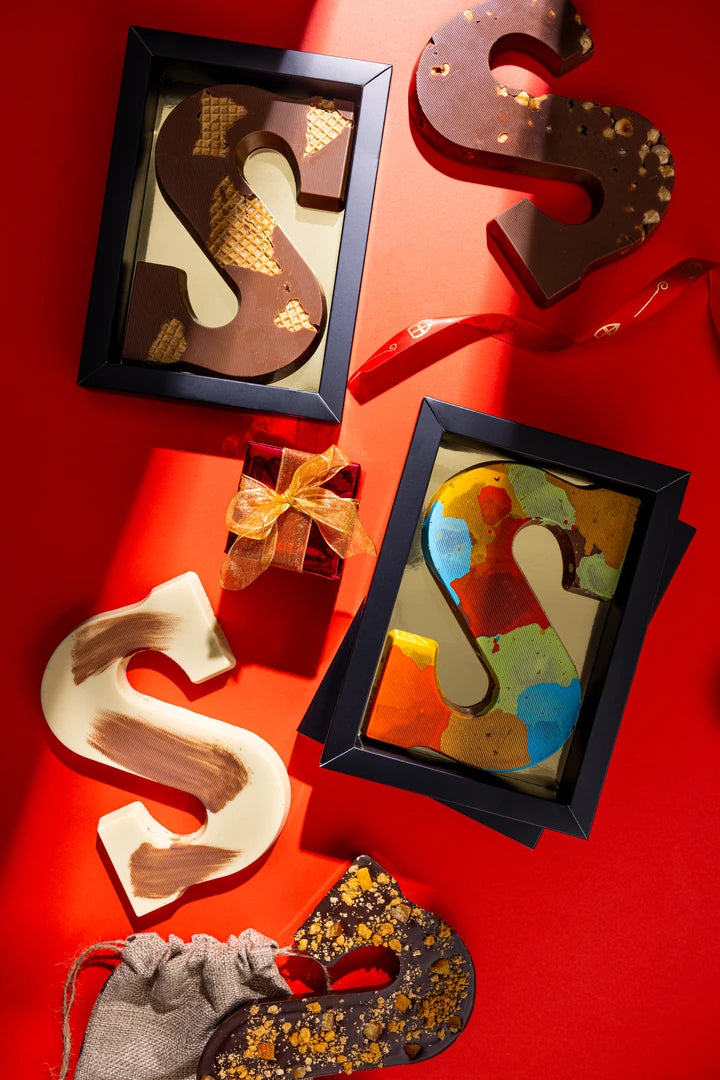 Bonoir puur chocoladeletter met gekleurde decoratie