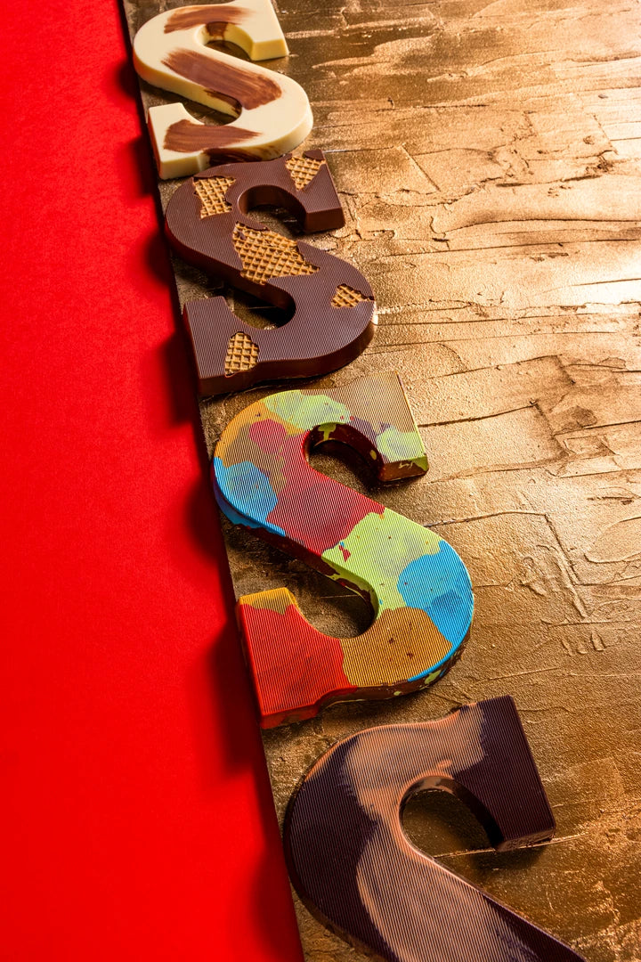 Bonoir witte chocoladeletter met gekleurde decoratie