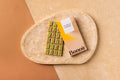 Witte chocoladereep met matcha en gevriesdroogde aardbei