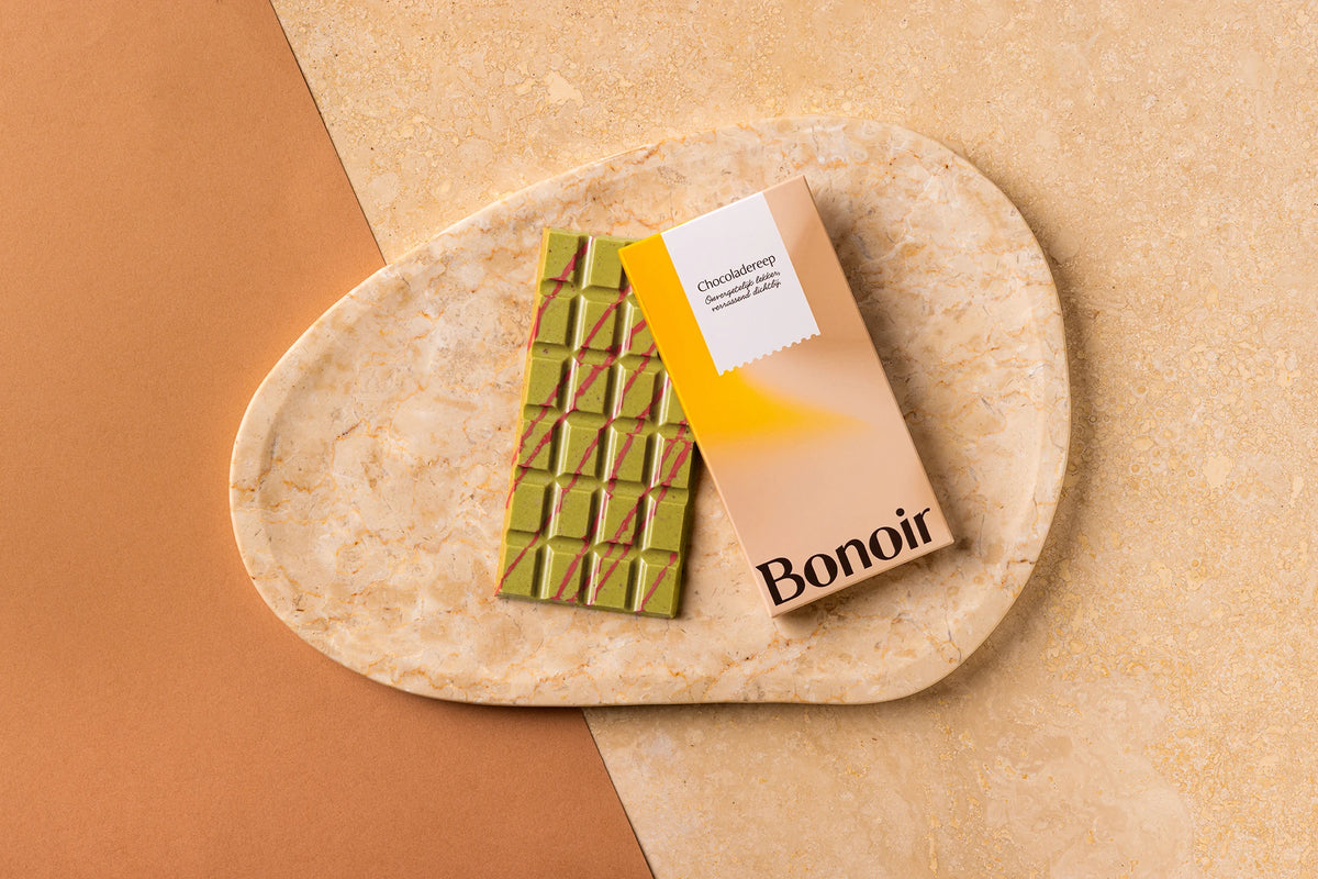 Witte chocoladereep met matcha en gevriesdroogde aardbei