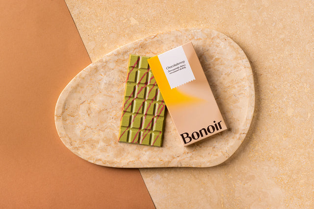 Witte chocoladereep met matcha en gevriesdroogde aardbei