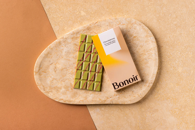 Witte chocoladereep met matcha en gevriesdroogde aardbei