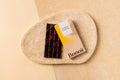Pure chocoladereep met geconfijte sinaasappel en koek